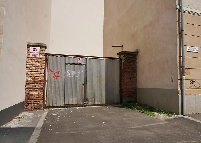 Belvarosi Exkluziv Minigarzon